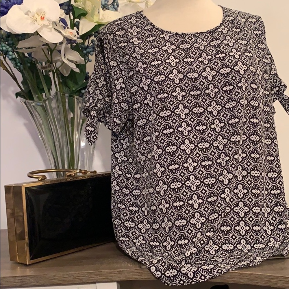 Medium banana republic black and white blouse